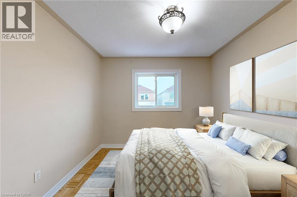 Wood-finish flooring with a textured ceiling - 21 Eastview Gate Unit# 36, Brampton, ON