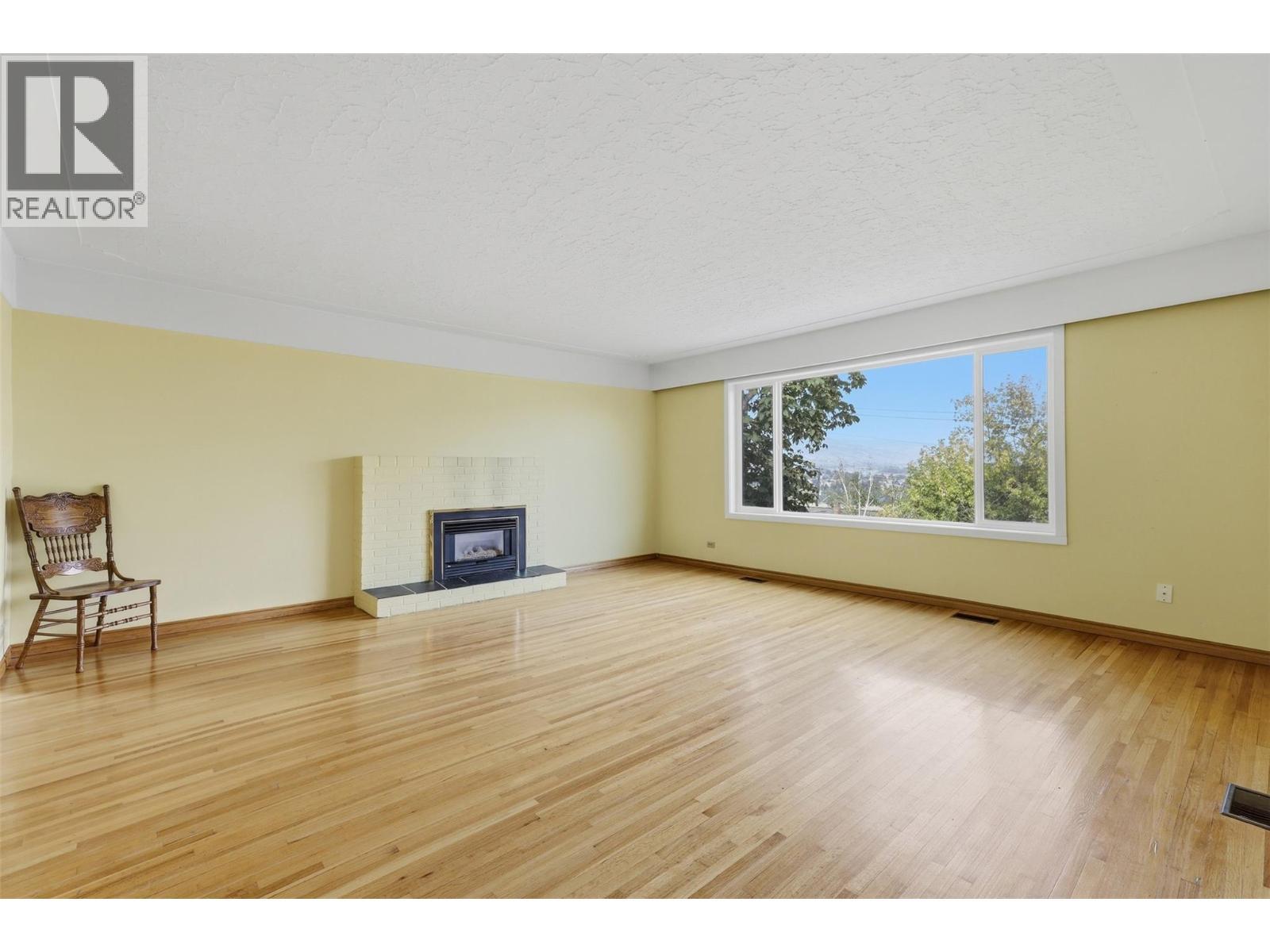 Main Living Area - 211 Connaught Road, Kamloops, BC
