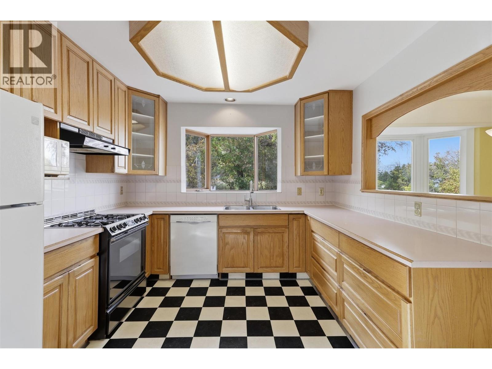 Kitchen - 211 Connaught Road, Kamloops, BC