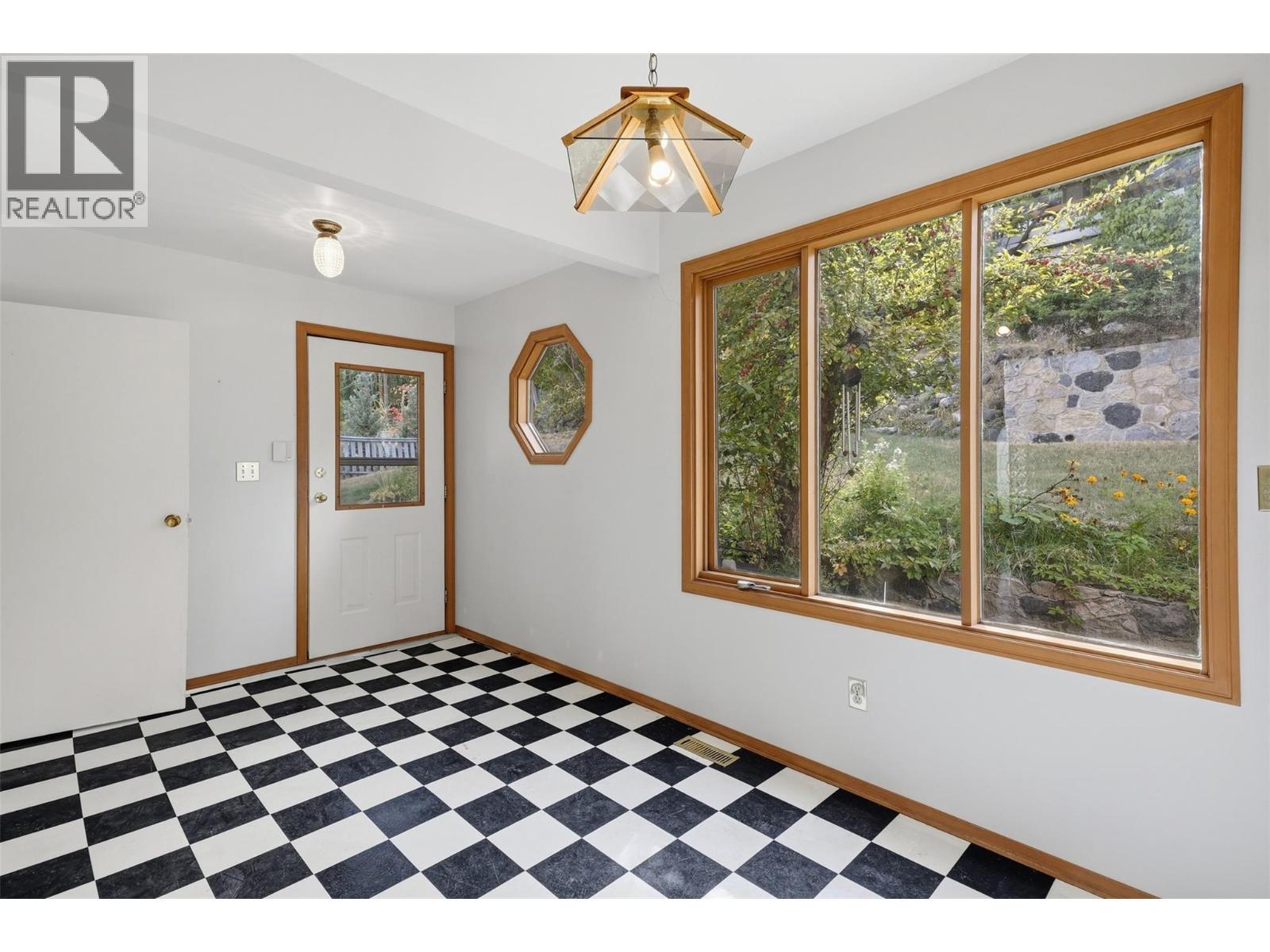 Eat-in Dining Area - 211 Connaught Road, Kamloops, BC