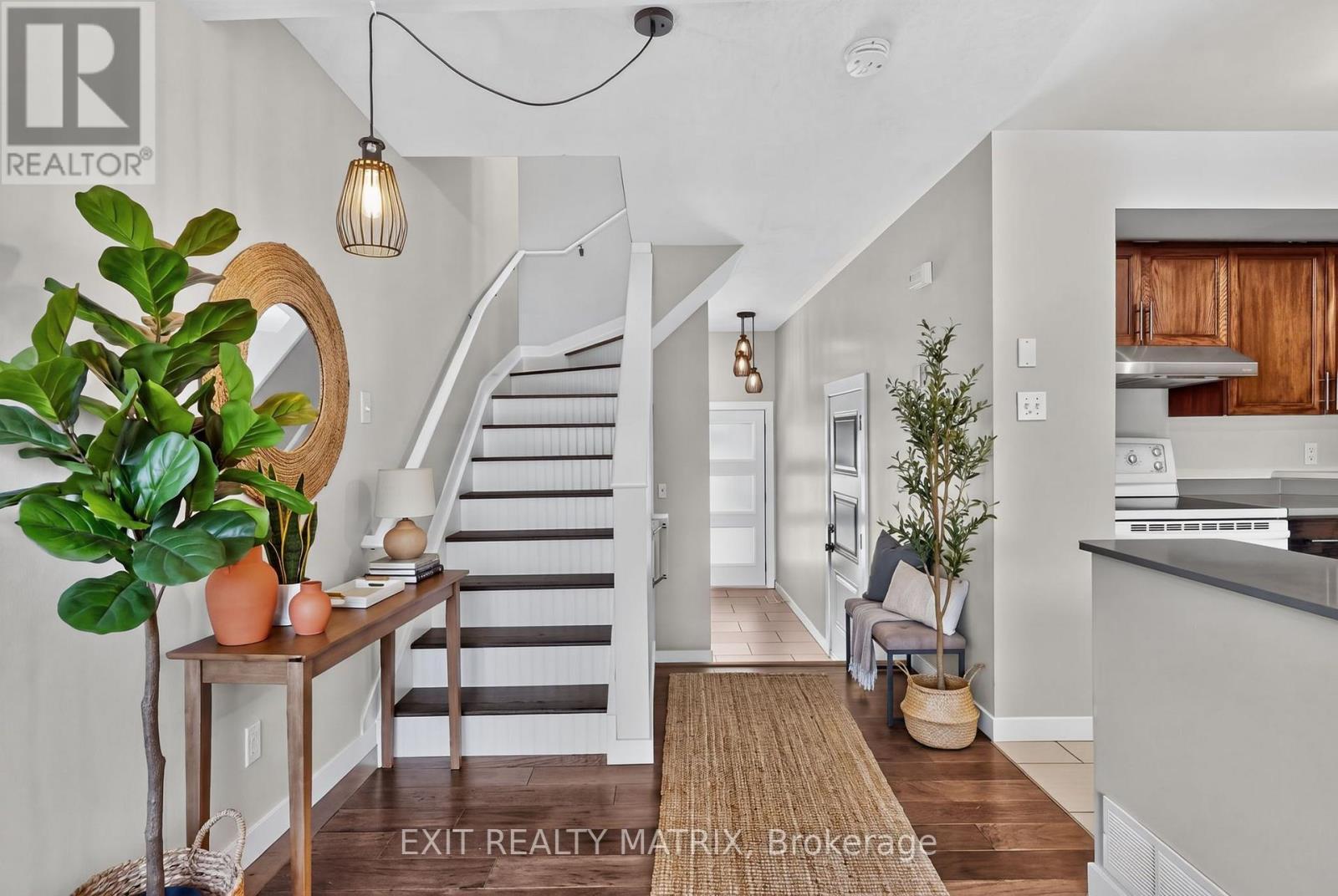 Virtually staged - 2043 Avenue O, Ottawa, ON