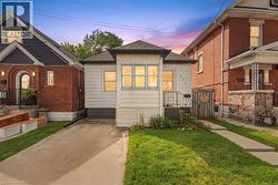 524 ROXBOROUGH Avenue Hamilton, ON L8H 1R4