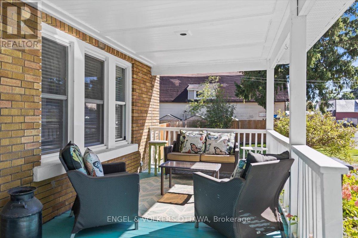 Gorgeous front porch, loads of space - 57 King Street, North Dundas, ON