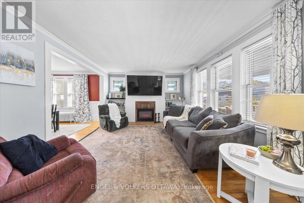 Open concept living/dining - 57 King Street, North Dundas, ON