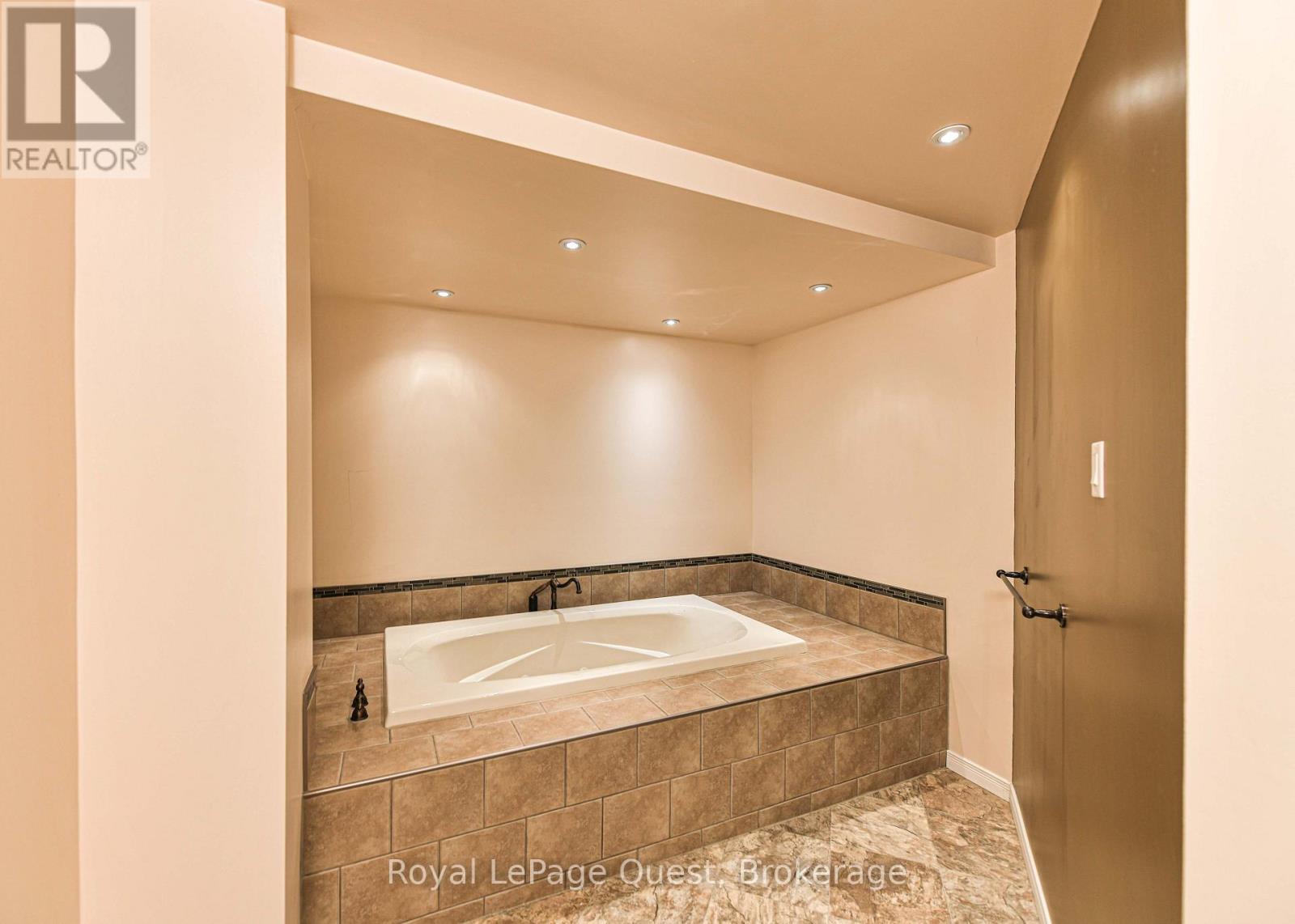 Jacuzzi Tub - 37 Ashton Street, Orillia, ON