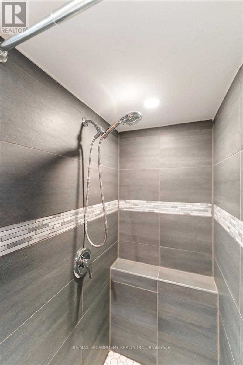 17 Craigmiller Avenue, Hamilton, ON