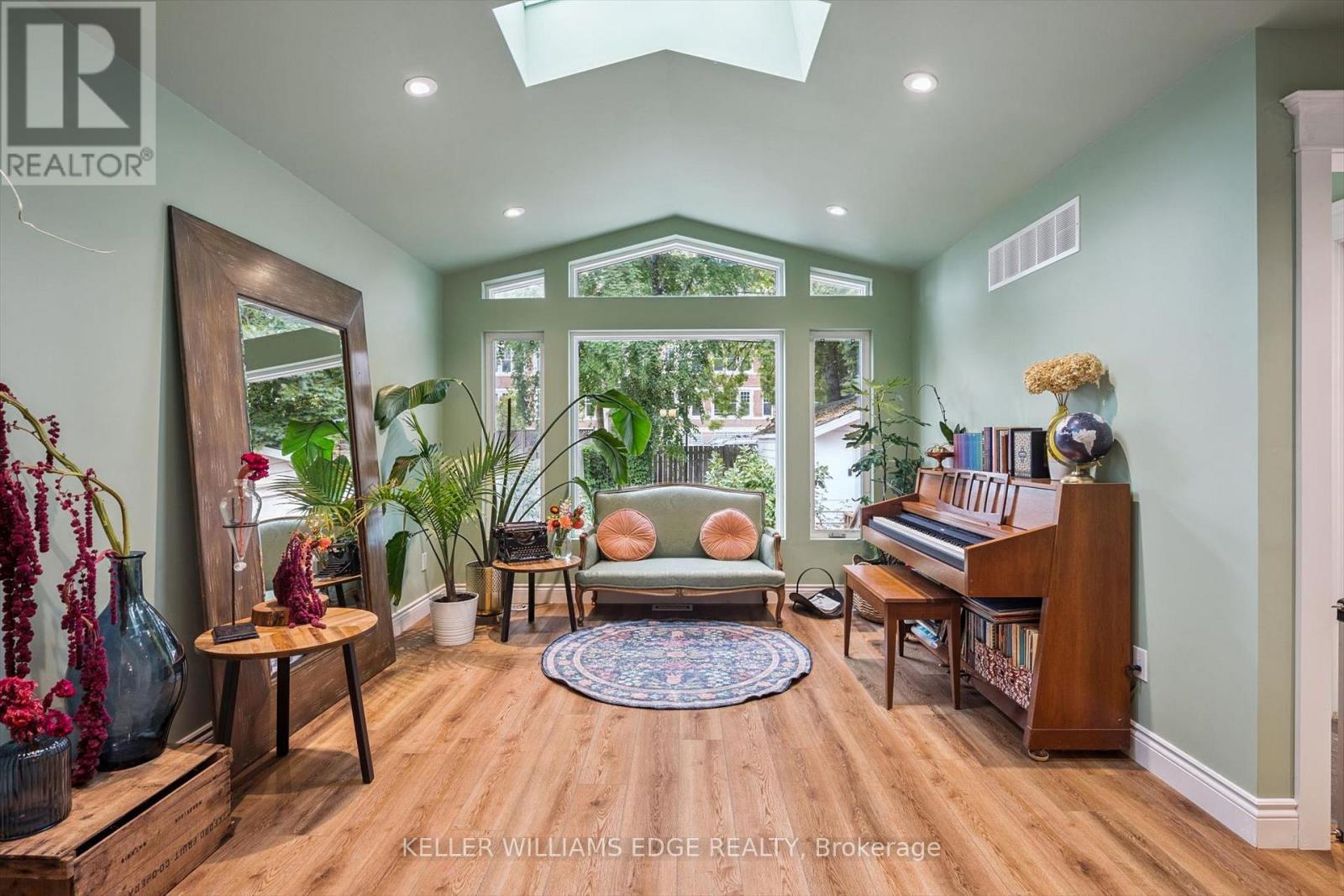 Vaulted ceiling w skylight, and expansive windows - 58 Balmoral Avenue N, Hamilton, ON