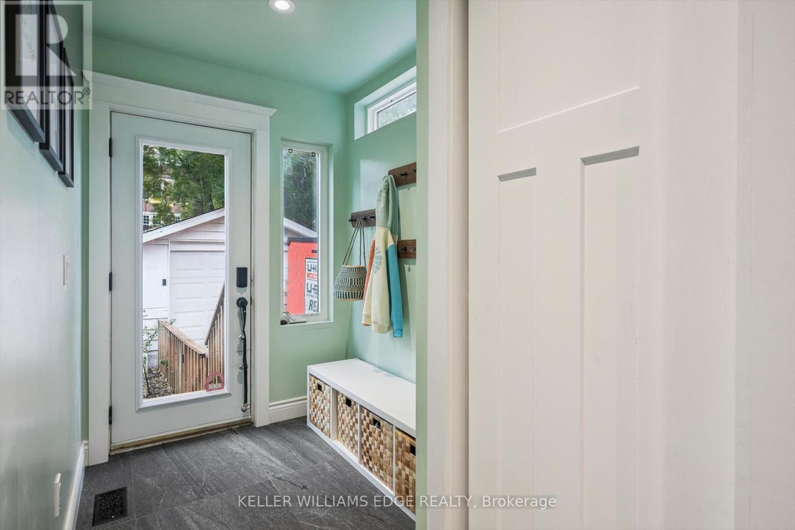 Mudroom w access to backyard - 58 Balmoral Avenue N, Hamilton, ON