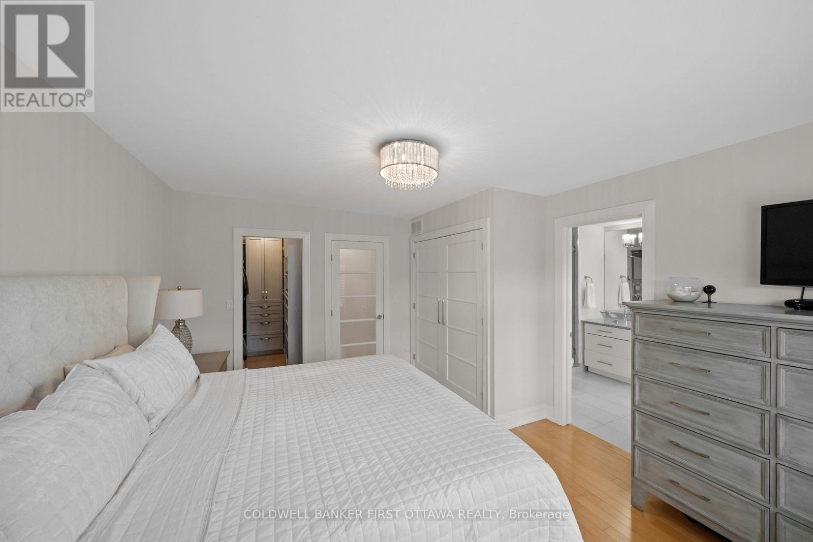 Light fixture above & South facing view! - 155 Nora Street, Ottawa, ON