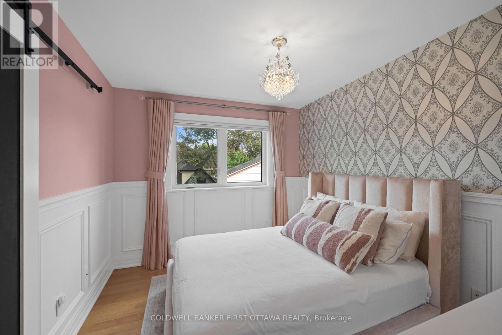 Bedroom w bright window & sliding door closet. - 155 Nora Street, Ottawa, ON