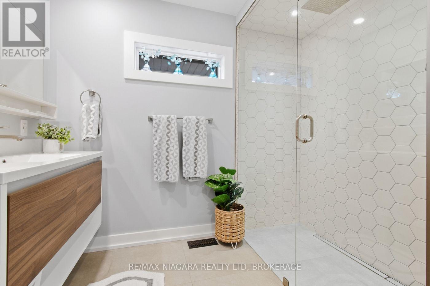 9 Bishops Road, St. Catharines (Vine/Linwell), ON