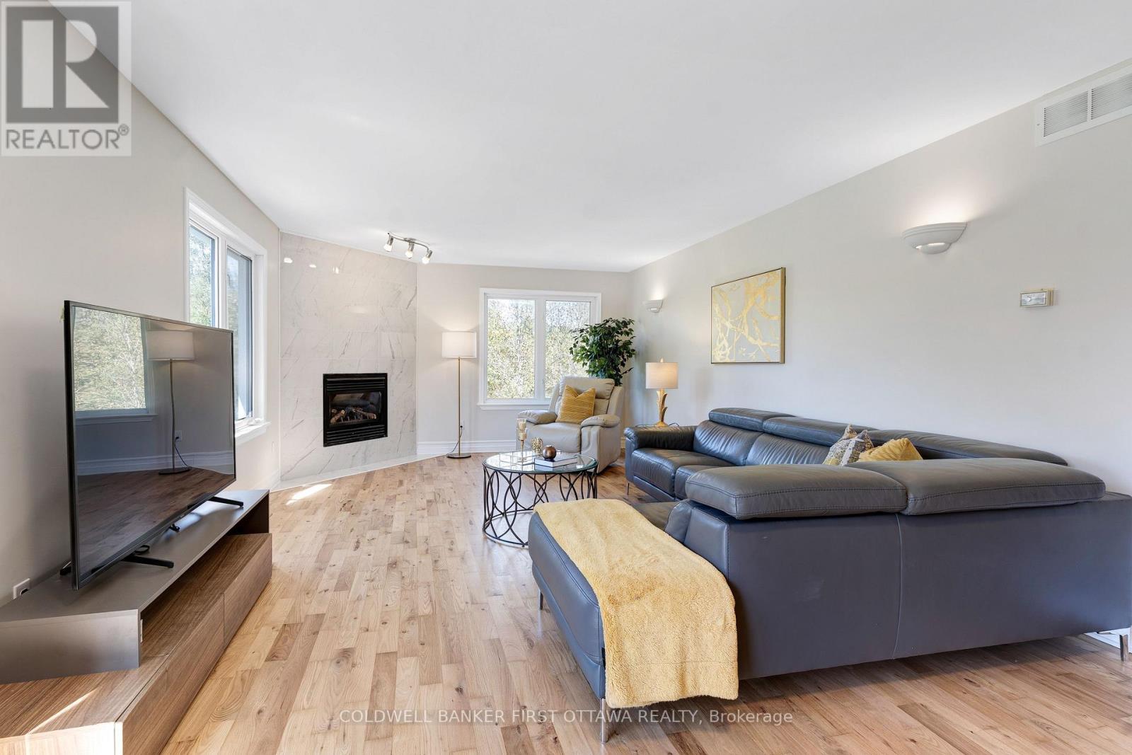 LIVING ROOM - 4230 Gordon Murdock Road, Ottawa, ON