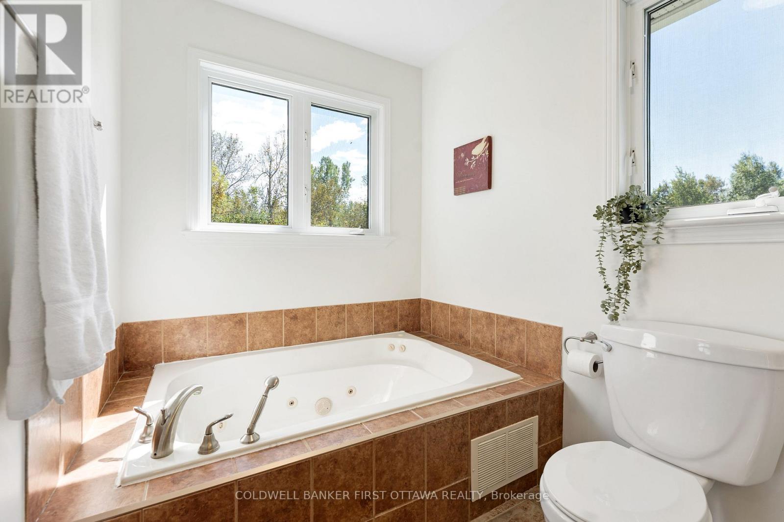 ENSUITE JACCUZZI TUB - 4230 Gordon Murdock Road, Ottawa, ON