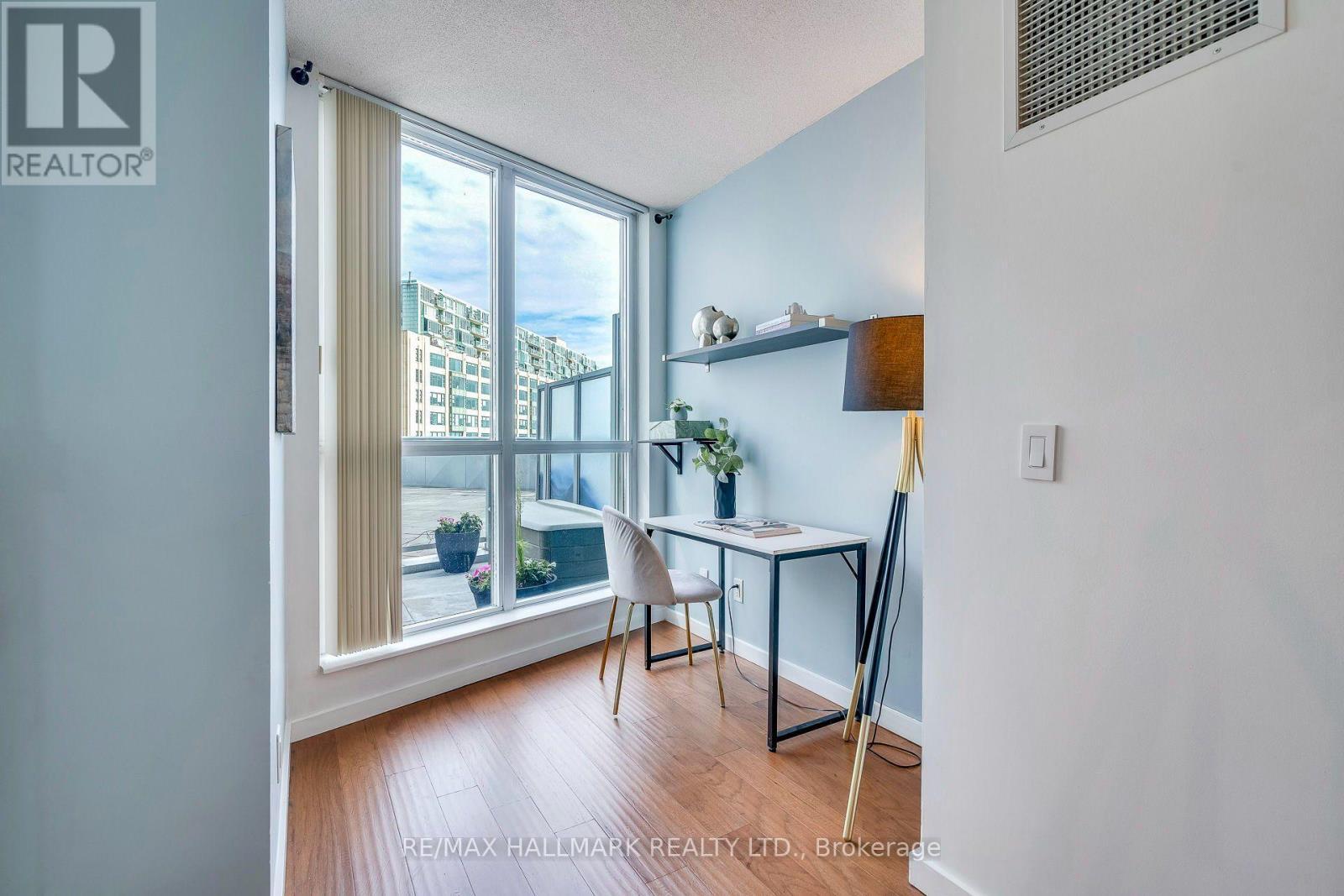 402 - 218 Queens Quay W, Toronto, ON