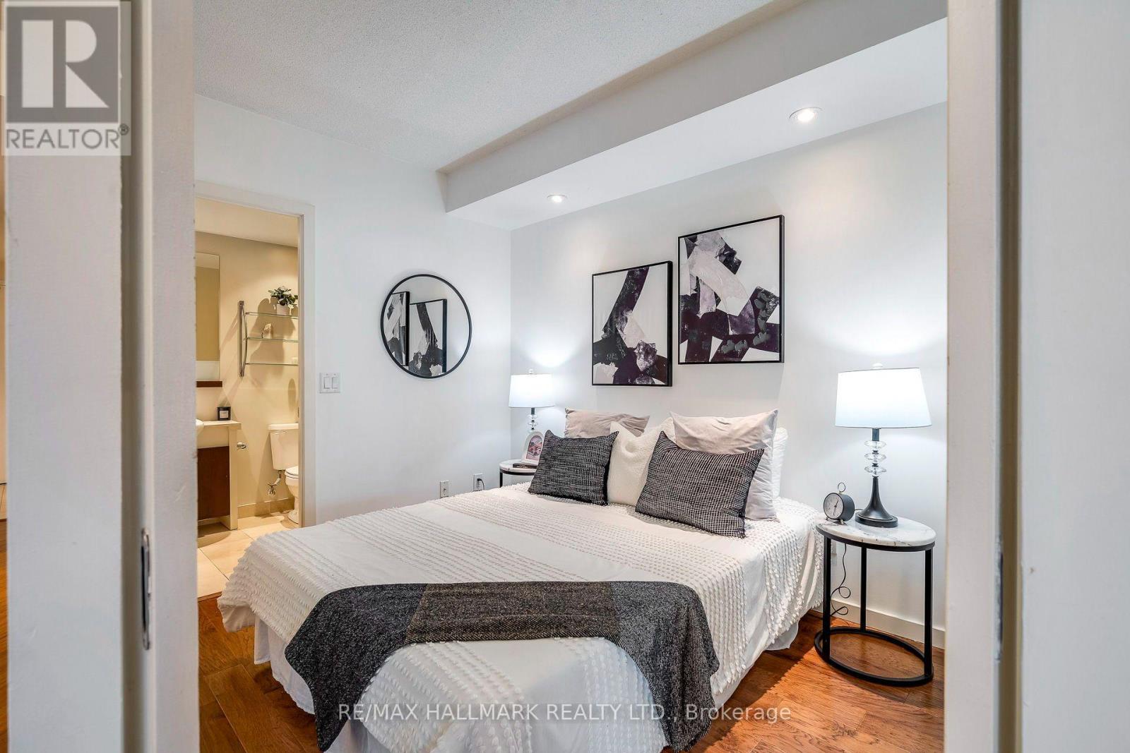 402 - 218 Queens Quay W, Toronto, ON
