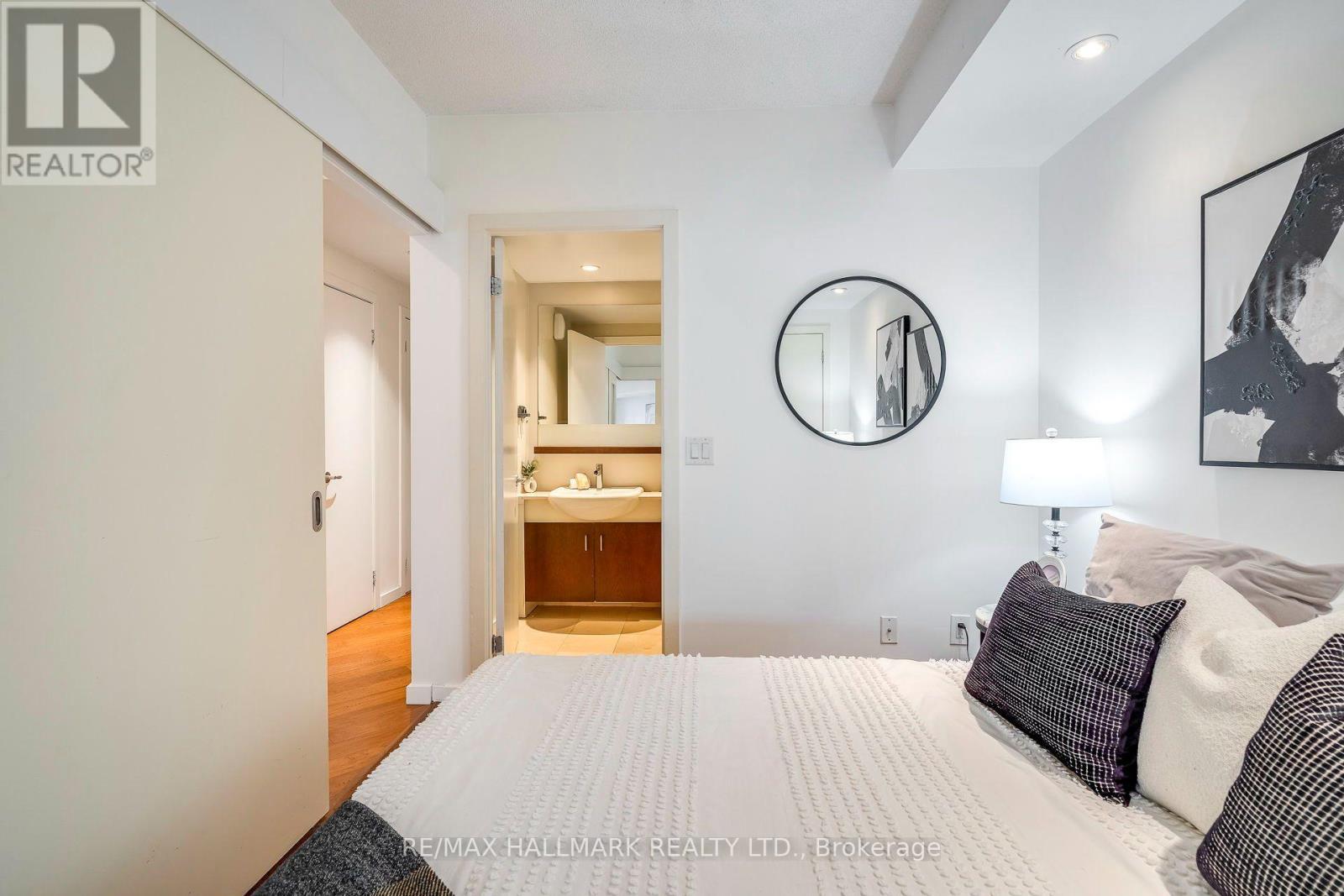 402 - 218 Queens Quay W, Toronto, ON