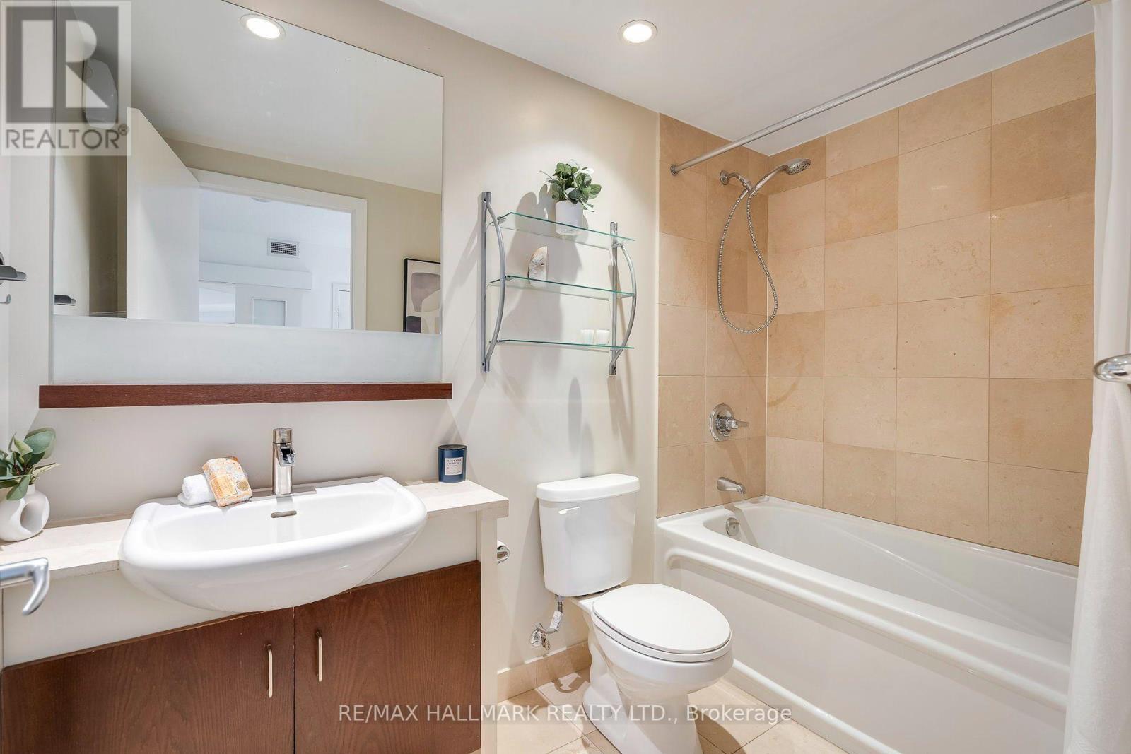 402 - 218 Queens Quay W, Toronto, ON