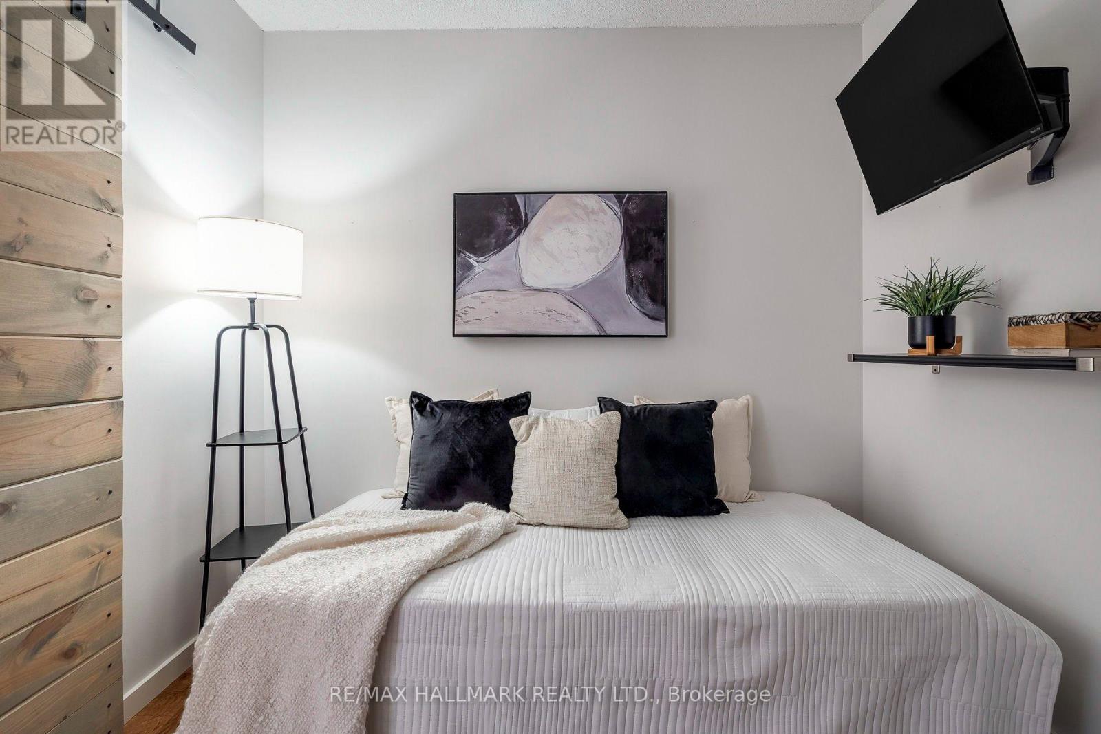 402 - 218 Queens Quay W, Toronto, ON
