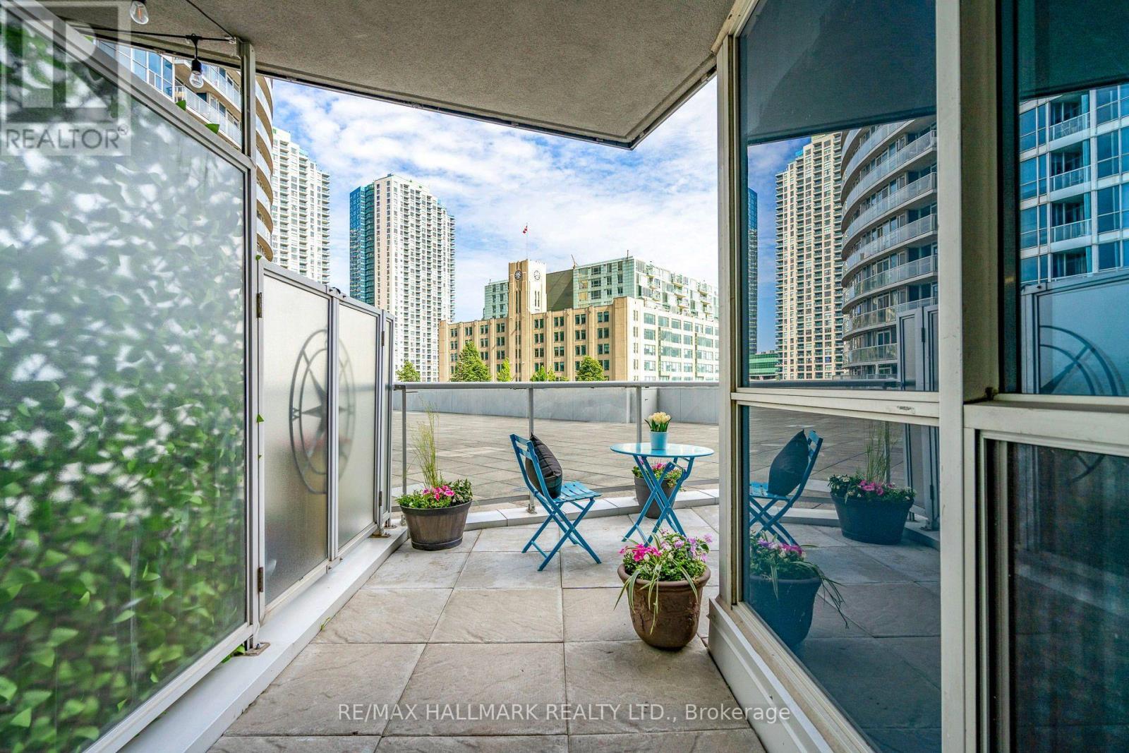 402 - 218 Queens Quay W, Toronto, ON