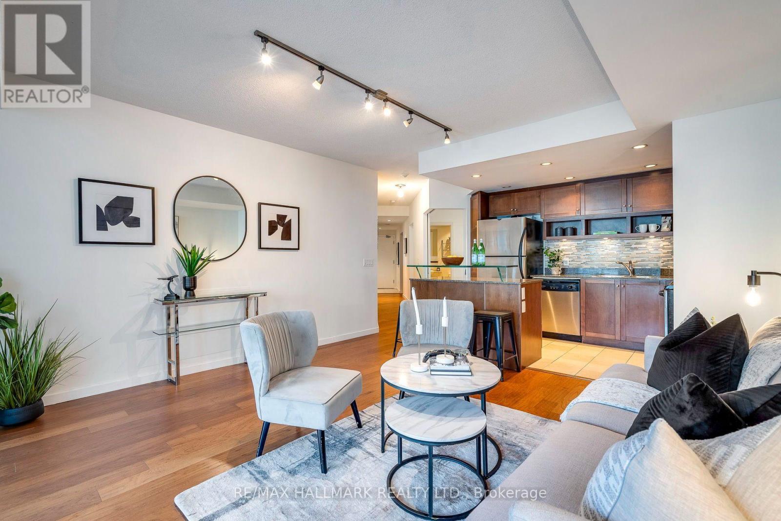 402 - 218 Queens Quay W, Toronto, ON