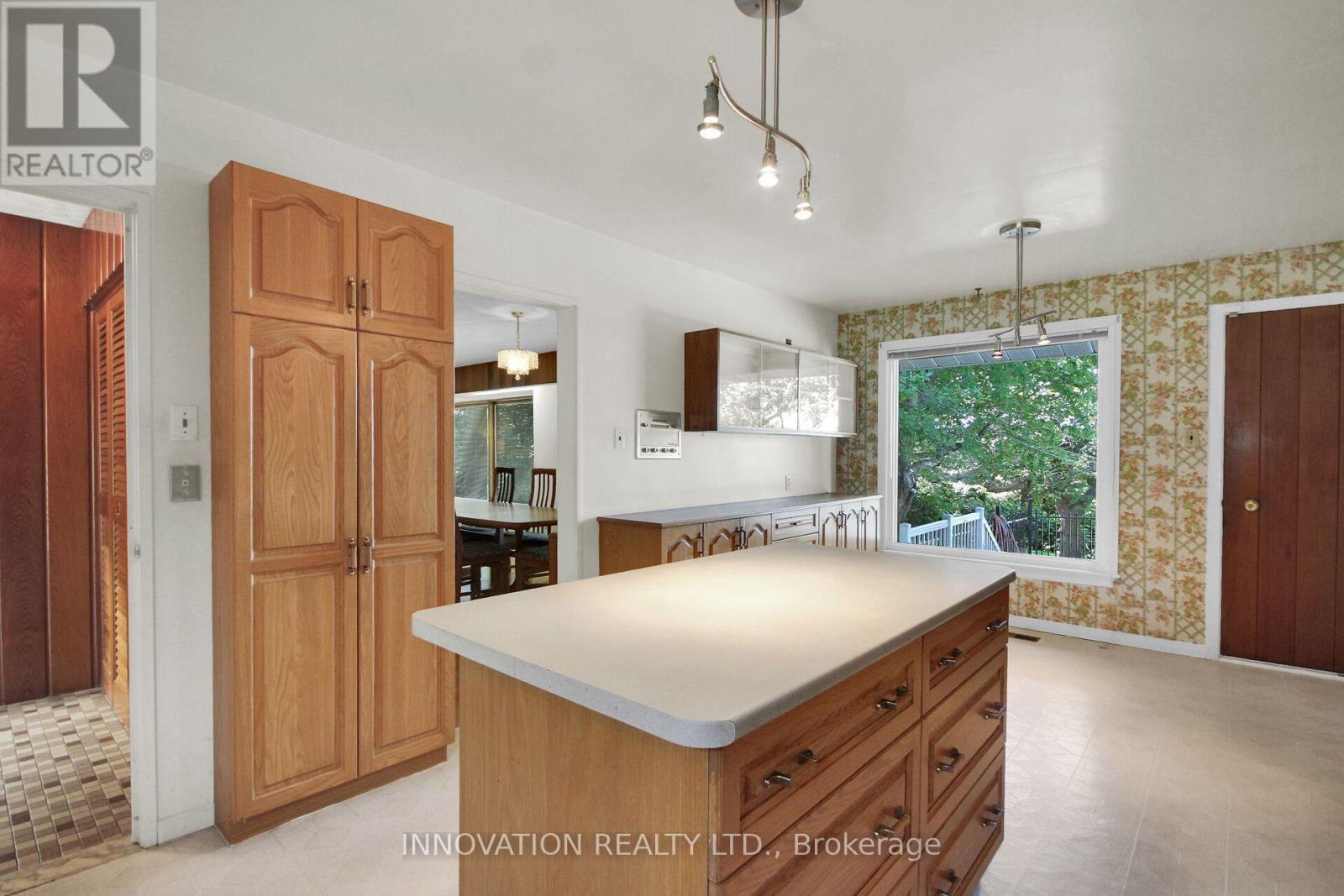 Eat-in area and access to backyard - 1136 Castle Hill Crescent, Ottawa, ON