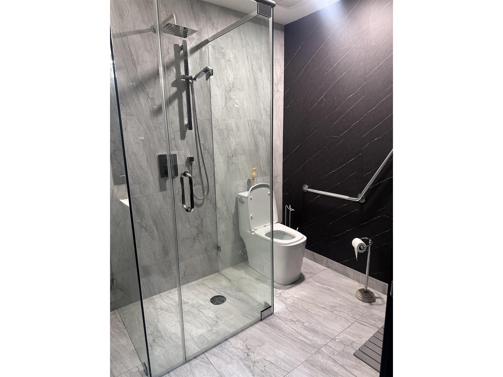 110 15272 Croydon Drive, Surrey, BC
