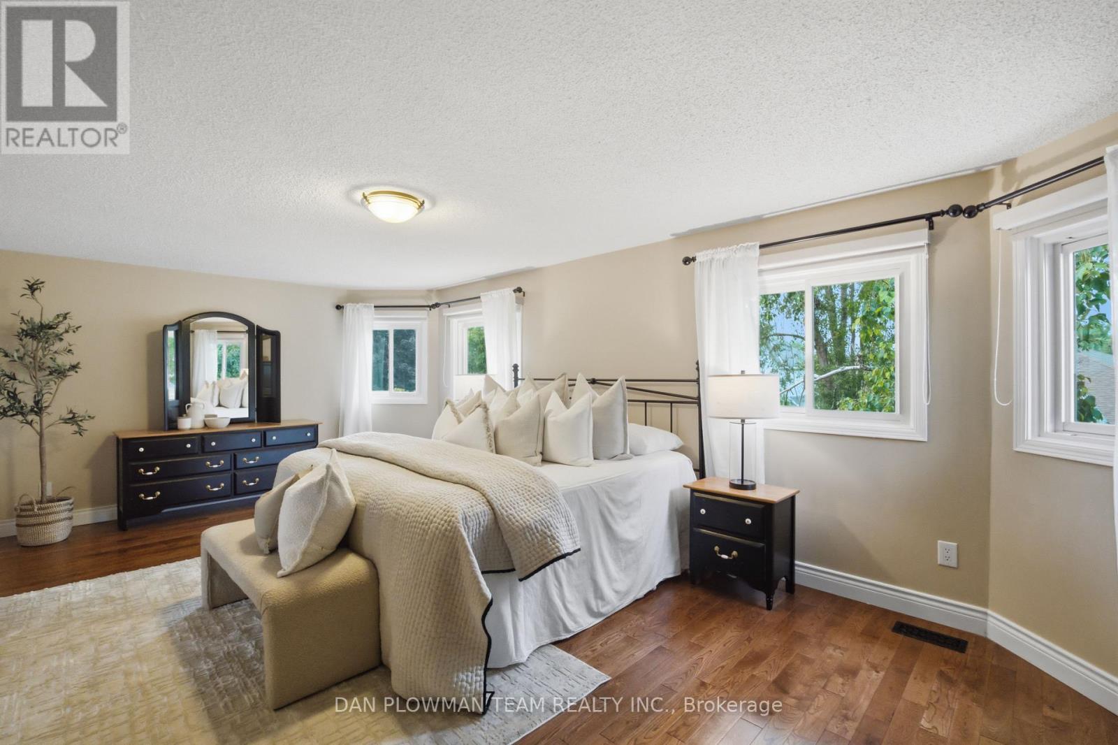 6 Saddlebrook Court, Clarington, ON