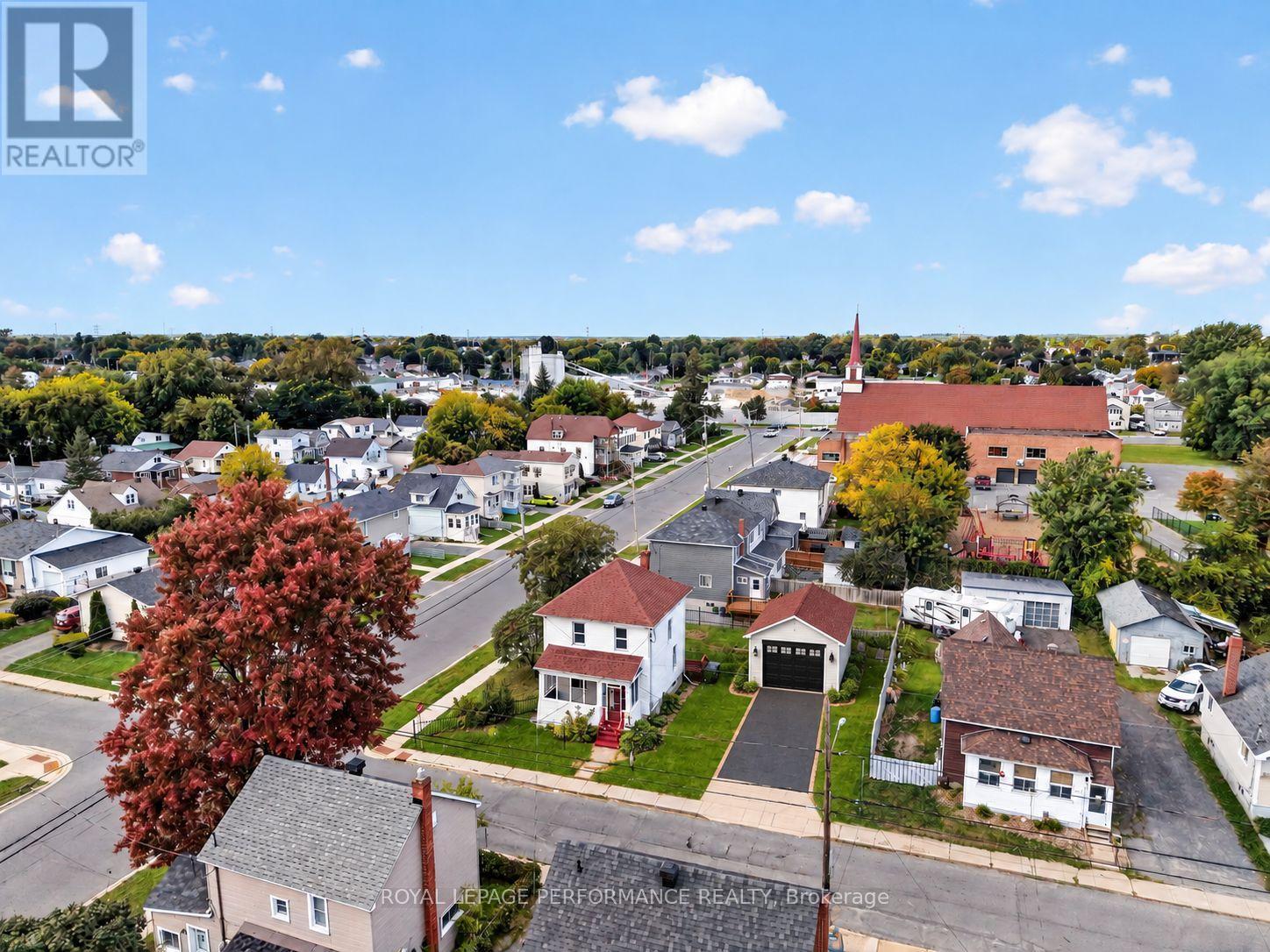 virtually staged (no garage on property) - 139 Eighth Street W, Cornwall, ON