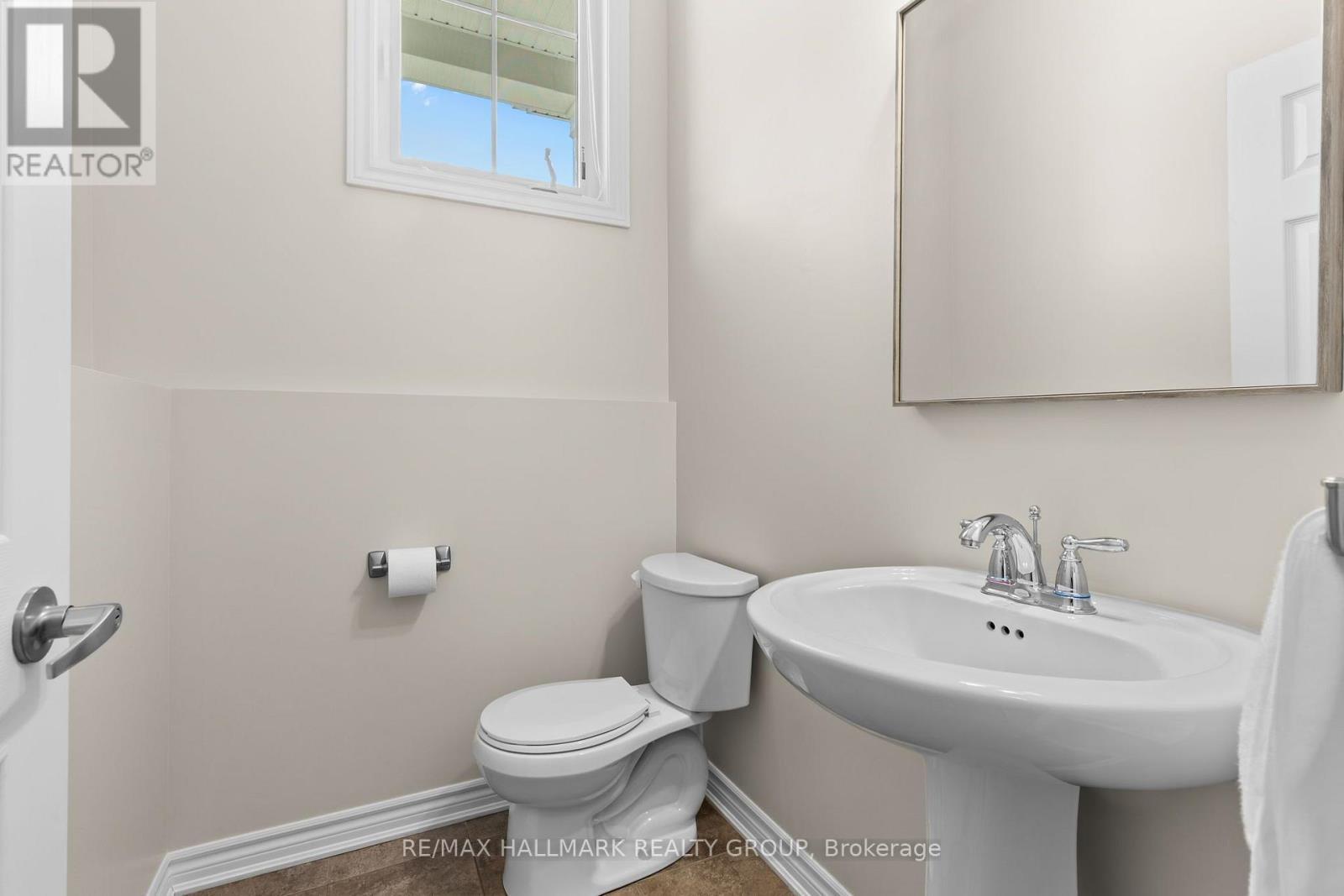 Main-floor powder room - 223 Serra Ridge, Ottawa, ON
