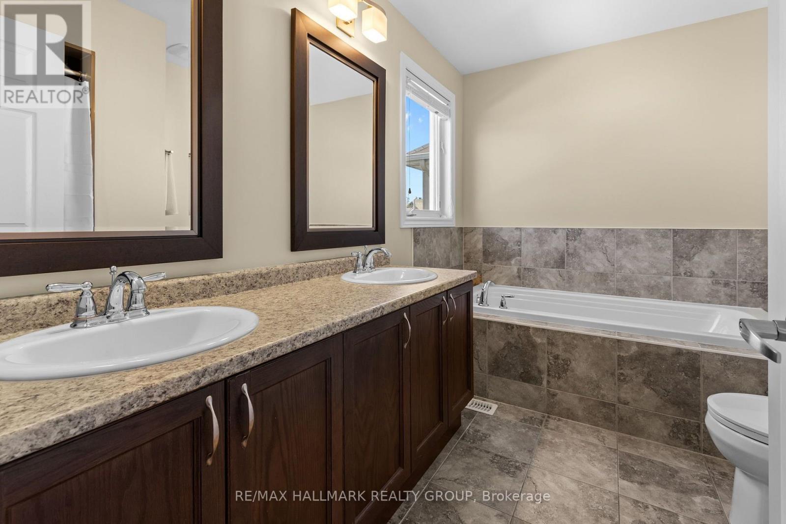 Primary ensuite with double vanity and soaker tub - 223 Serra Ridge, Ottawa, ON