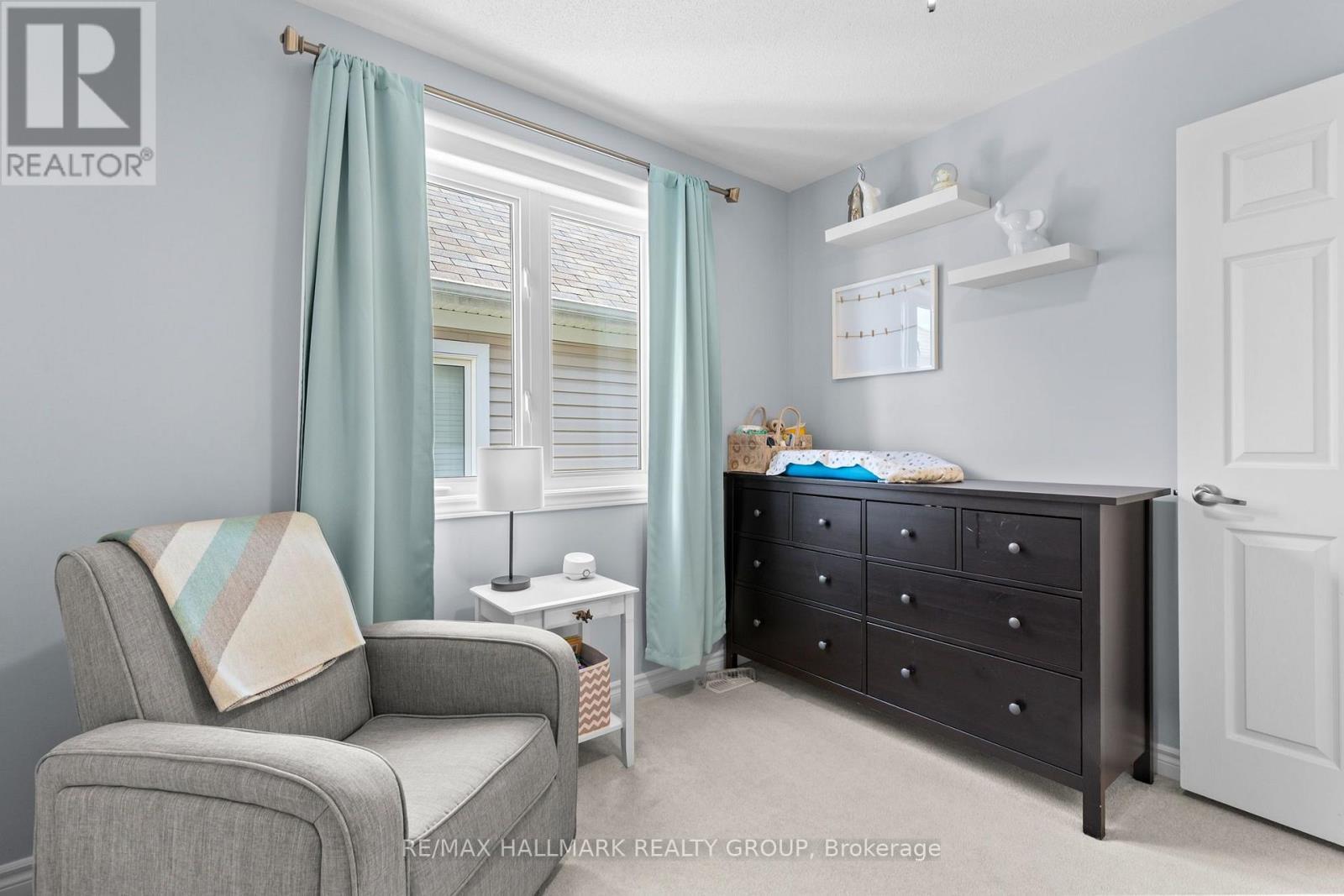 Second bedroom with window and dresser - 223 Serra Ridge, Ottawa, ON