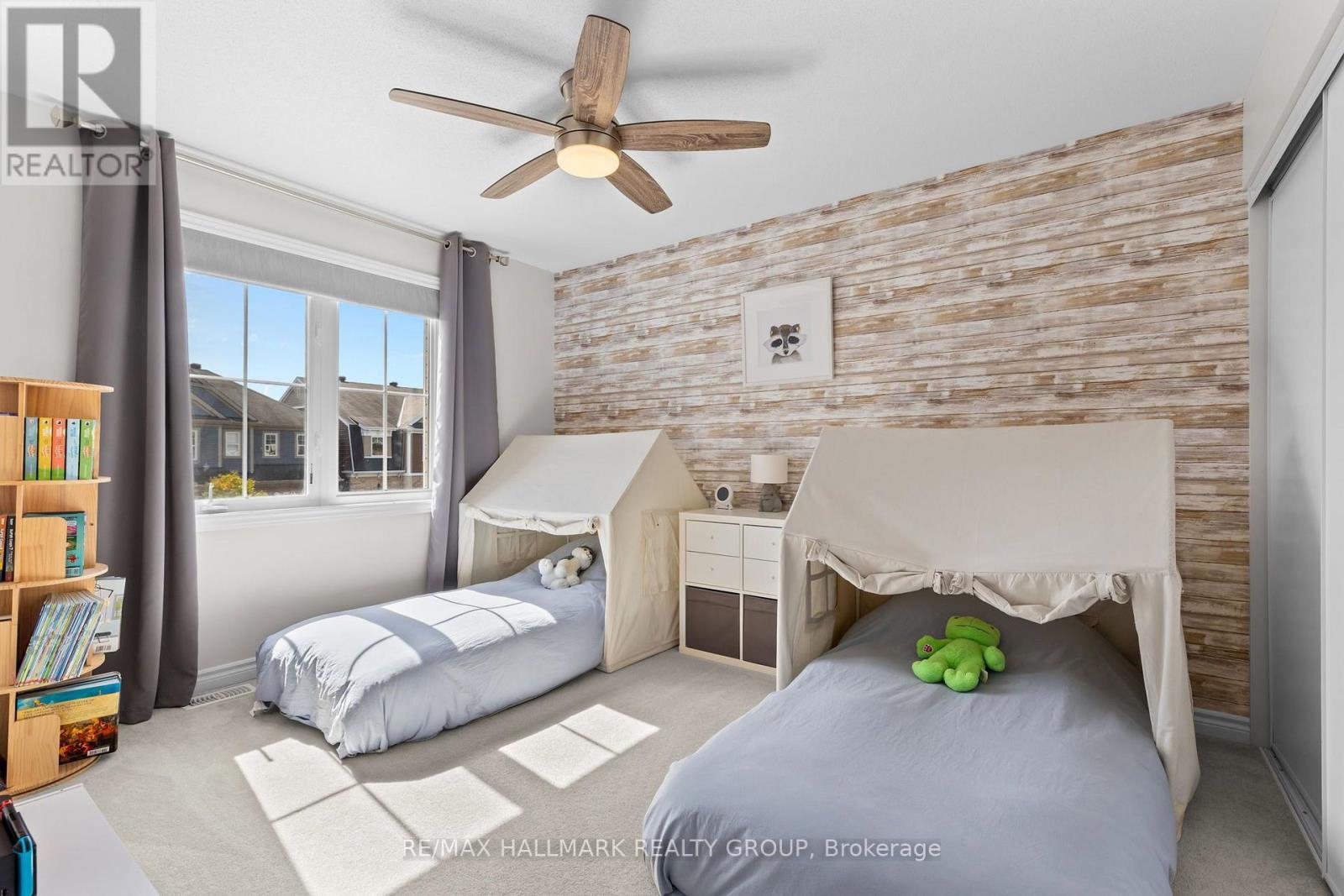 Third bedroom with feature wall and play space - 223 Serra Ridge, Ottawa, ON