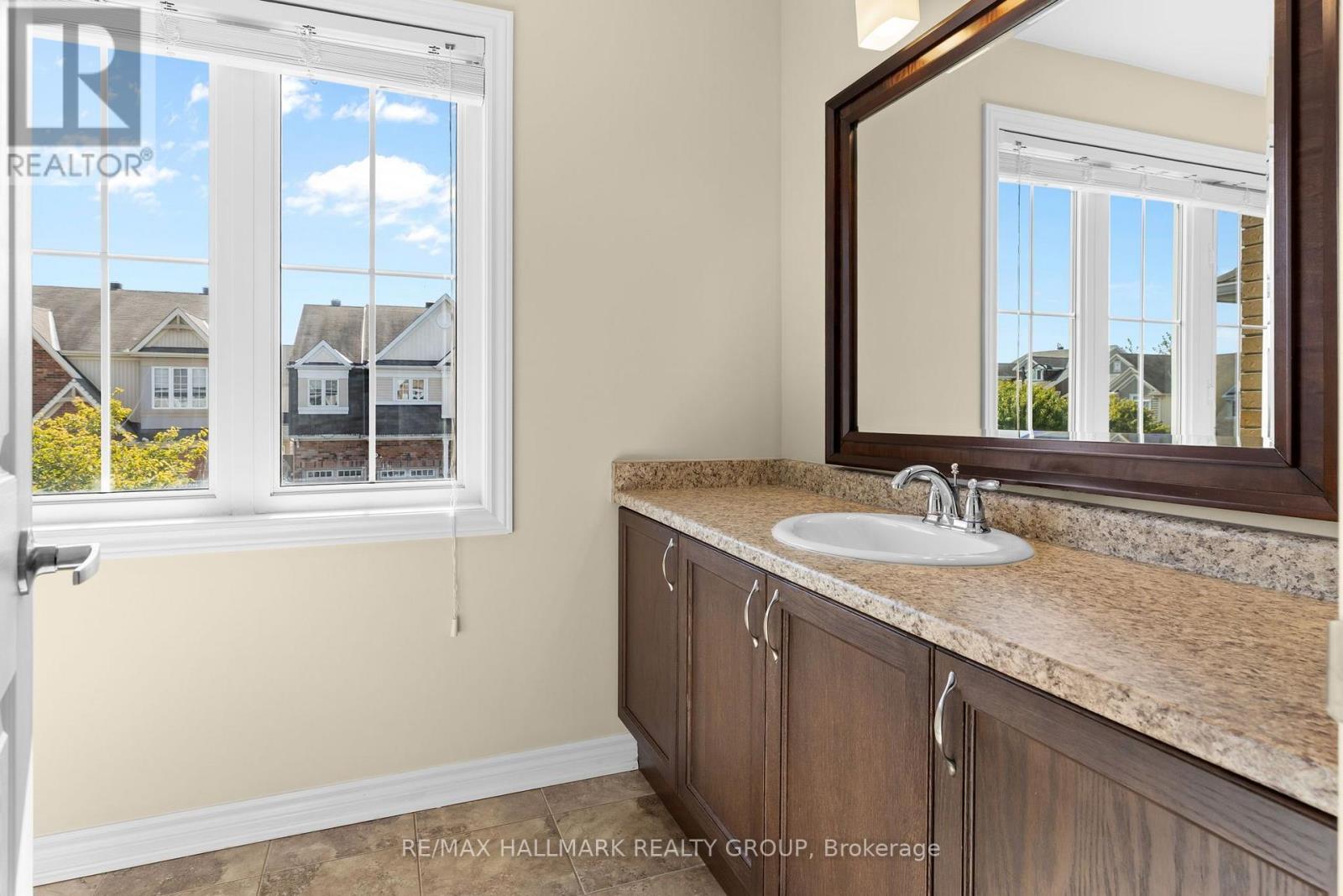 Full bathroom with vanity and bright window - 223 Serra Ridge, Ottawa, ON