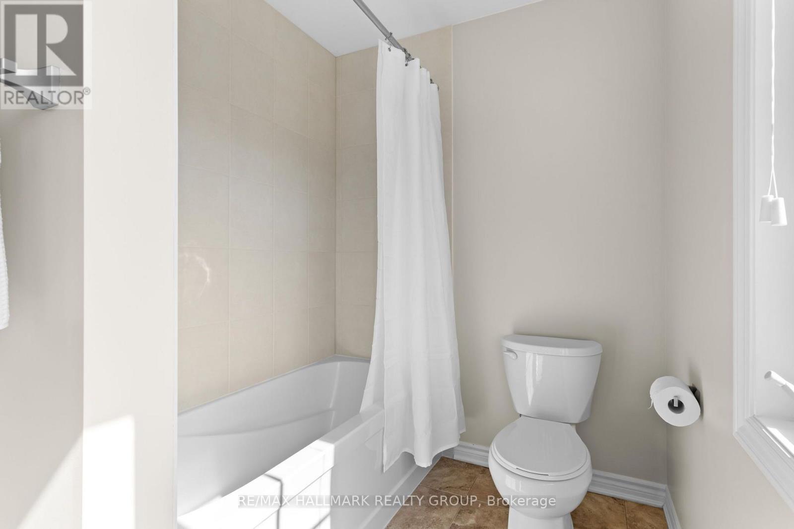 Full bathroom with tub and shower - 223 Serra Ridge, Ottawa, ON