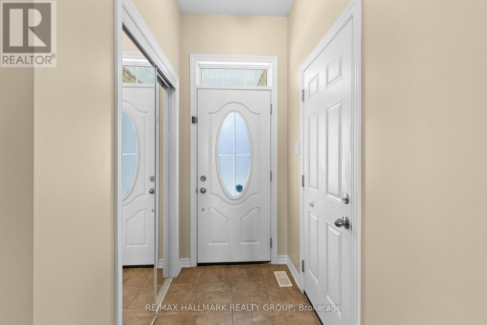 Bright front entry with hardwood flooring - 223 Serra Ridge, Ottawa, ON