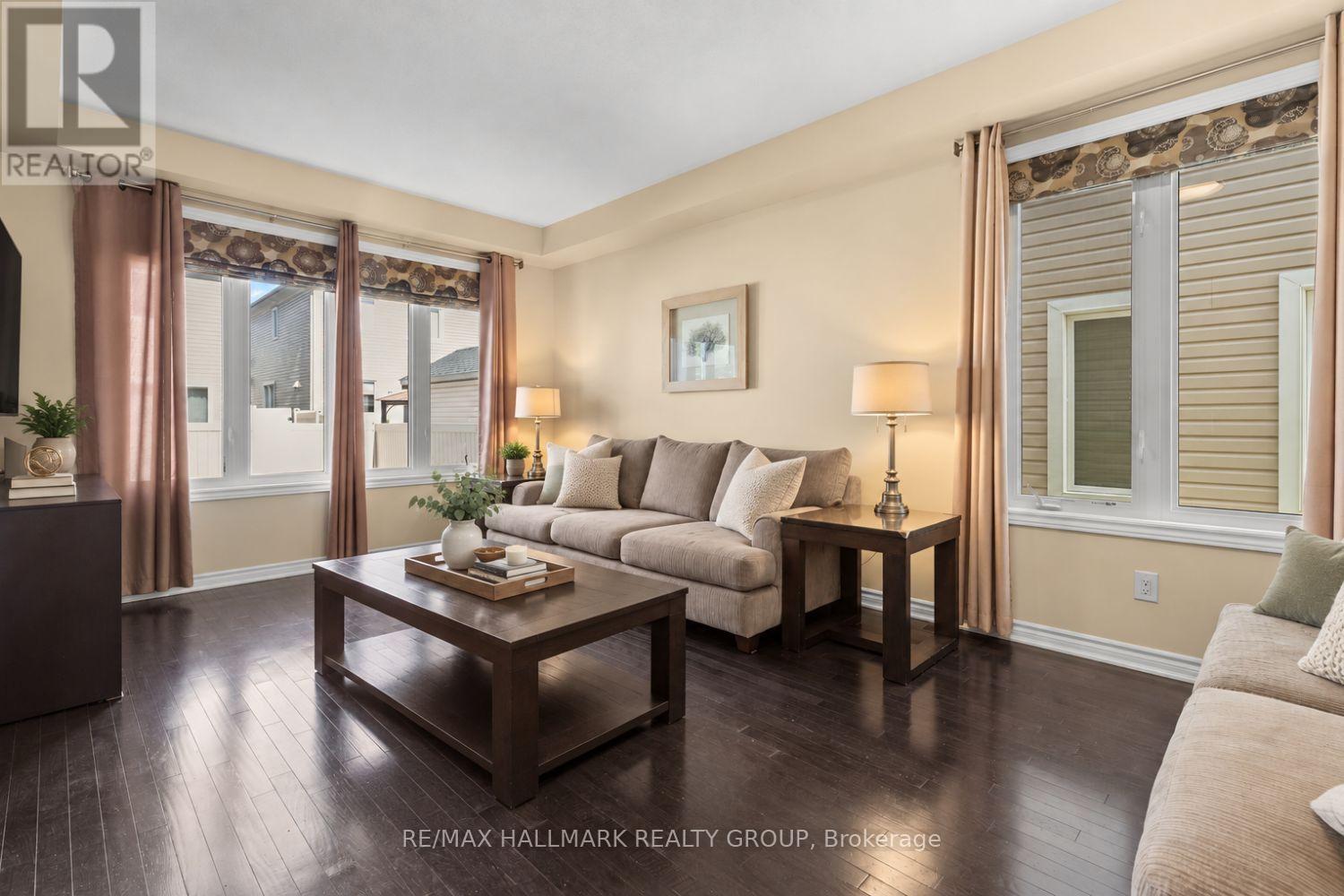 Bright living room with large windows - 223 Serra Ridge, Ottawa, ON