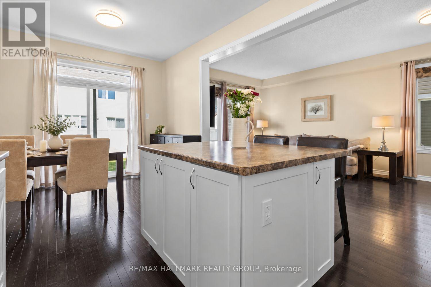 Kitchen island overlooking dining area - 223 Serra Ridge, Ottawa, ON