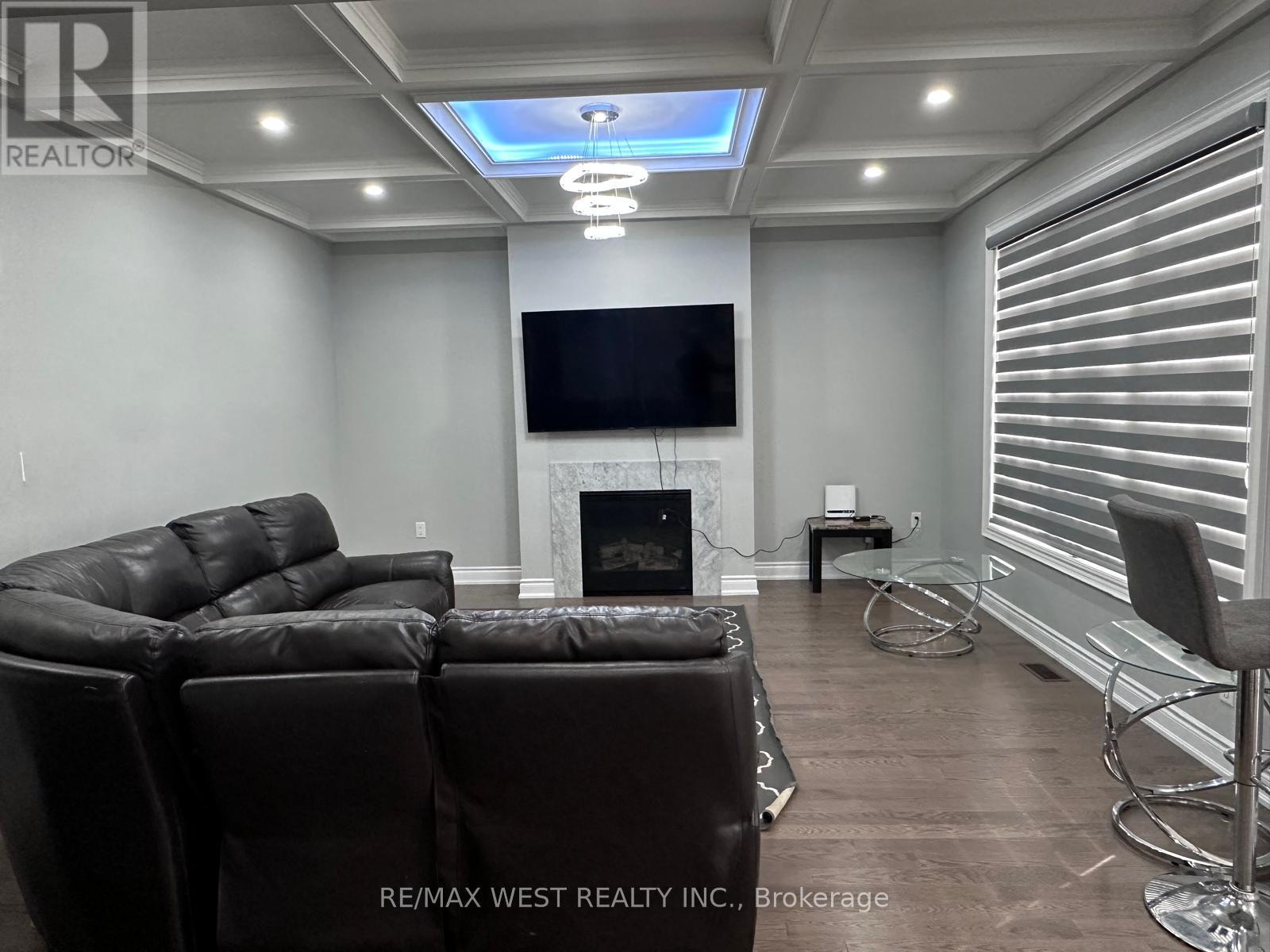 111 Scarlet Way, Bradford West Gwillimbury, ON