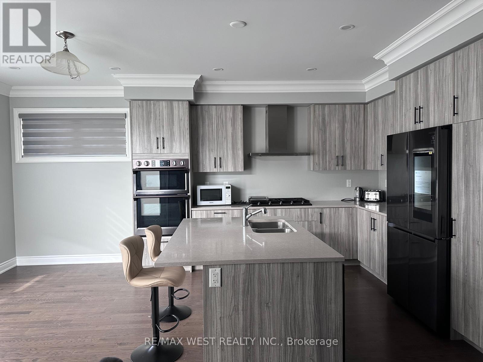 111 Scarlet Way, Bradford West Gwillimbury, ON