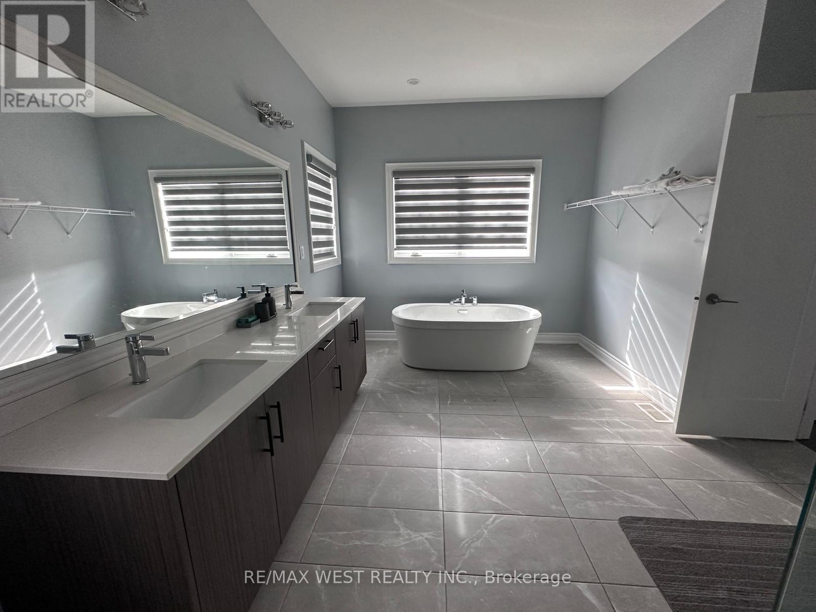 111 Scarlet Way, Bradford West Gwillimbury, ON