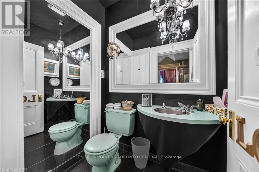 Modern vanity with an integrated basin - 100 Brunswick Street, Stratford, ON