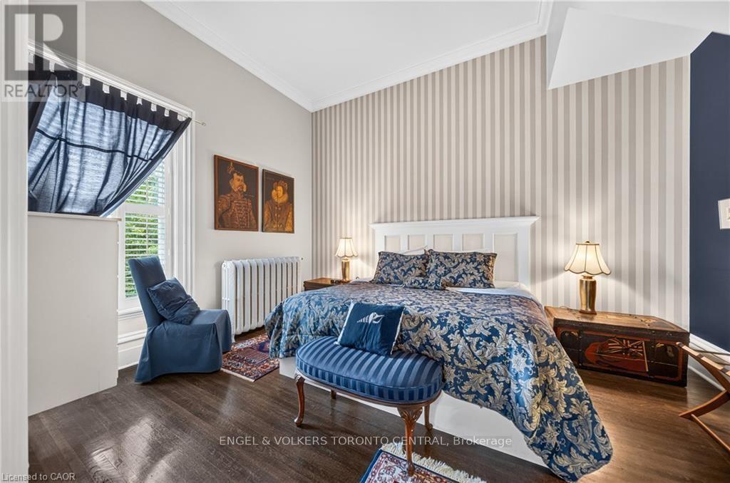 Hardwood flooring and striped wallpaper accent - 100 Brunswick Street, Stratford, ON