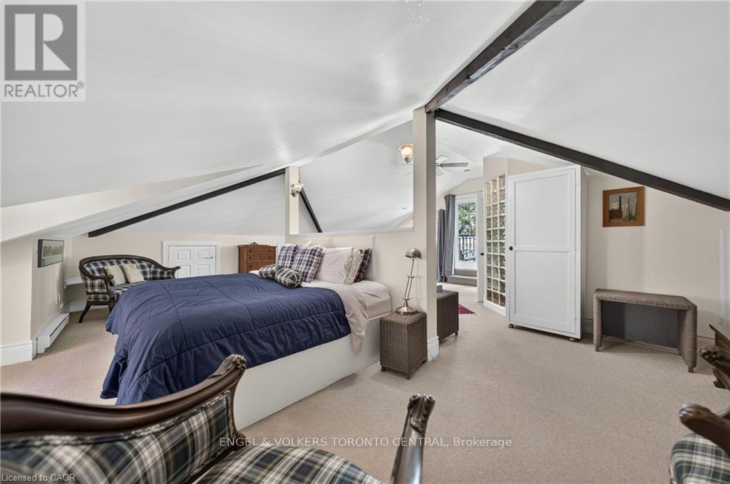 Vaulted ceiling with exposed beams - 100 Brunswick Street, Stratford, ON