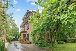 105 ROXBOROUGH STREET E Toronto, ON M4W 1V9