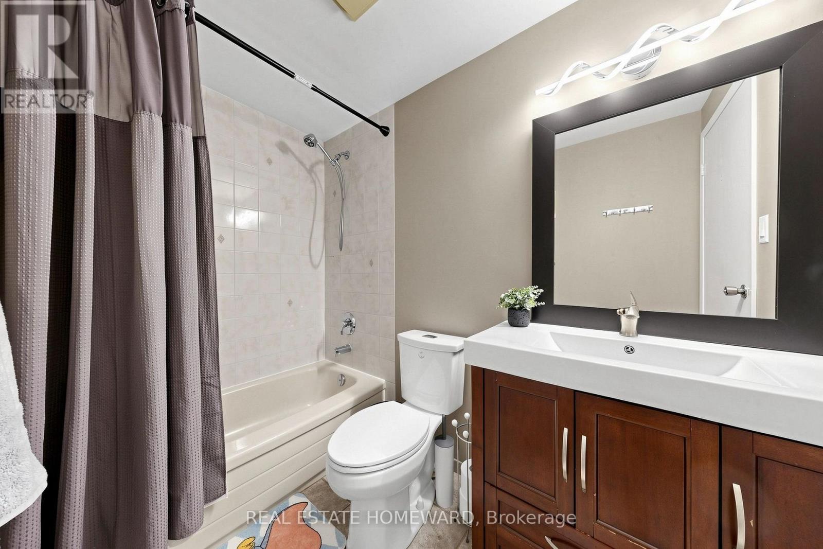 Main Bathroom - 242 Badessa Circle, Vaughan, ON