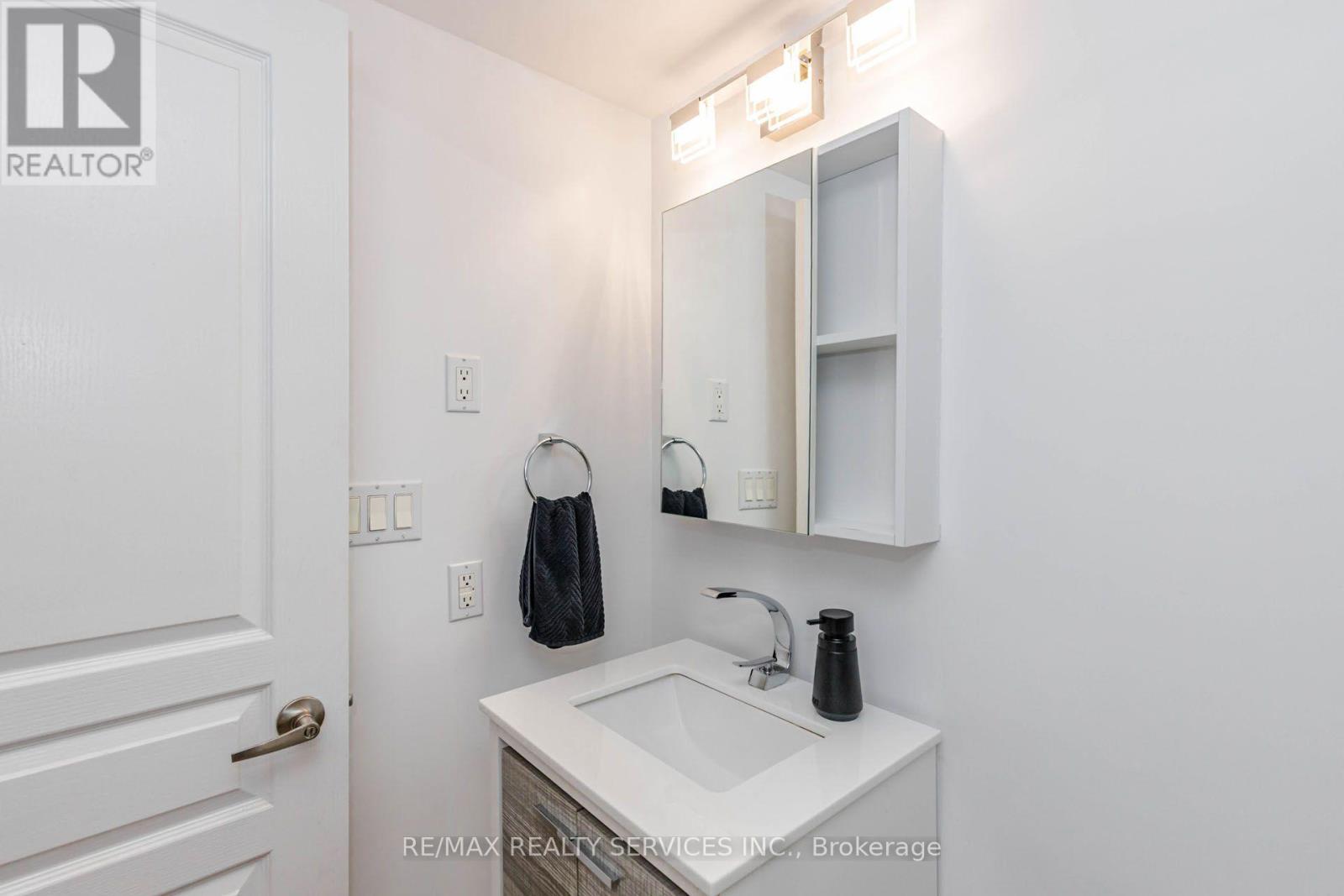 208 - 19 Avondale Avenue, Toronto, ON