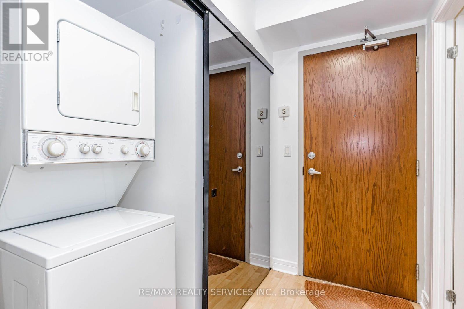 208 - 19 Avondale Avenue, Toronto, ON