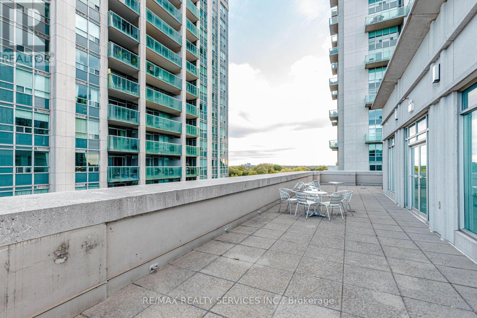 208 - 19 Avondale Avenue, Toronto, ON