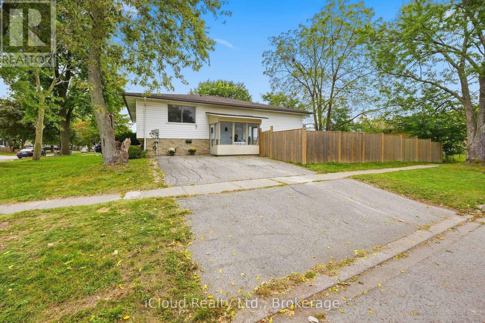 Lots of parking! - 3 Manley Crescent, Thorold, ON