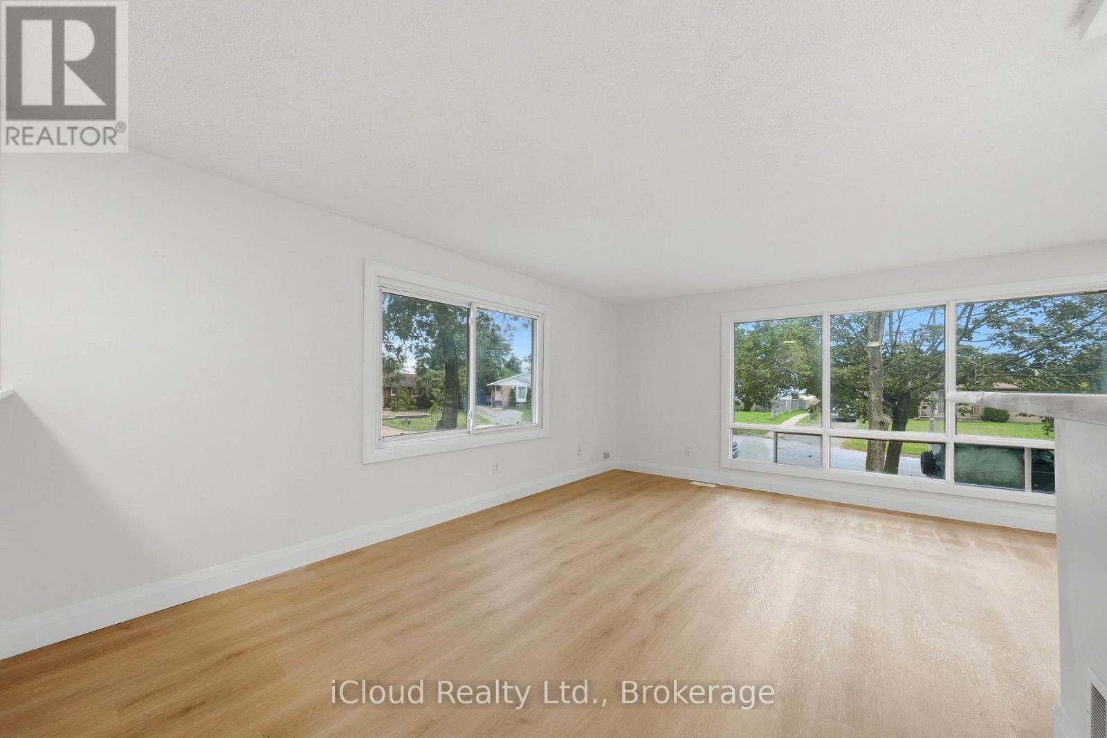 Unstaged - Bright open main floor living/dining - 3 Manley Crescent, Thorold, ON